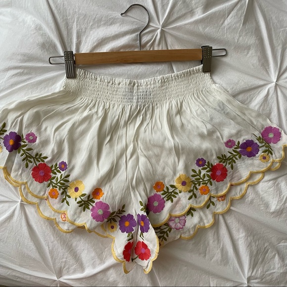 Floral embroidered shorts - Picture 3 of 3